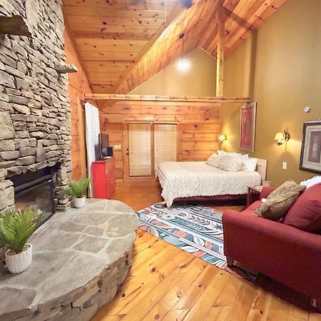Honeymoon Hideaway Villa Гетлинбург Екстериор снимка