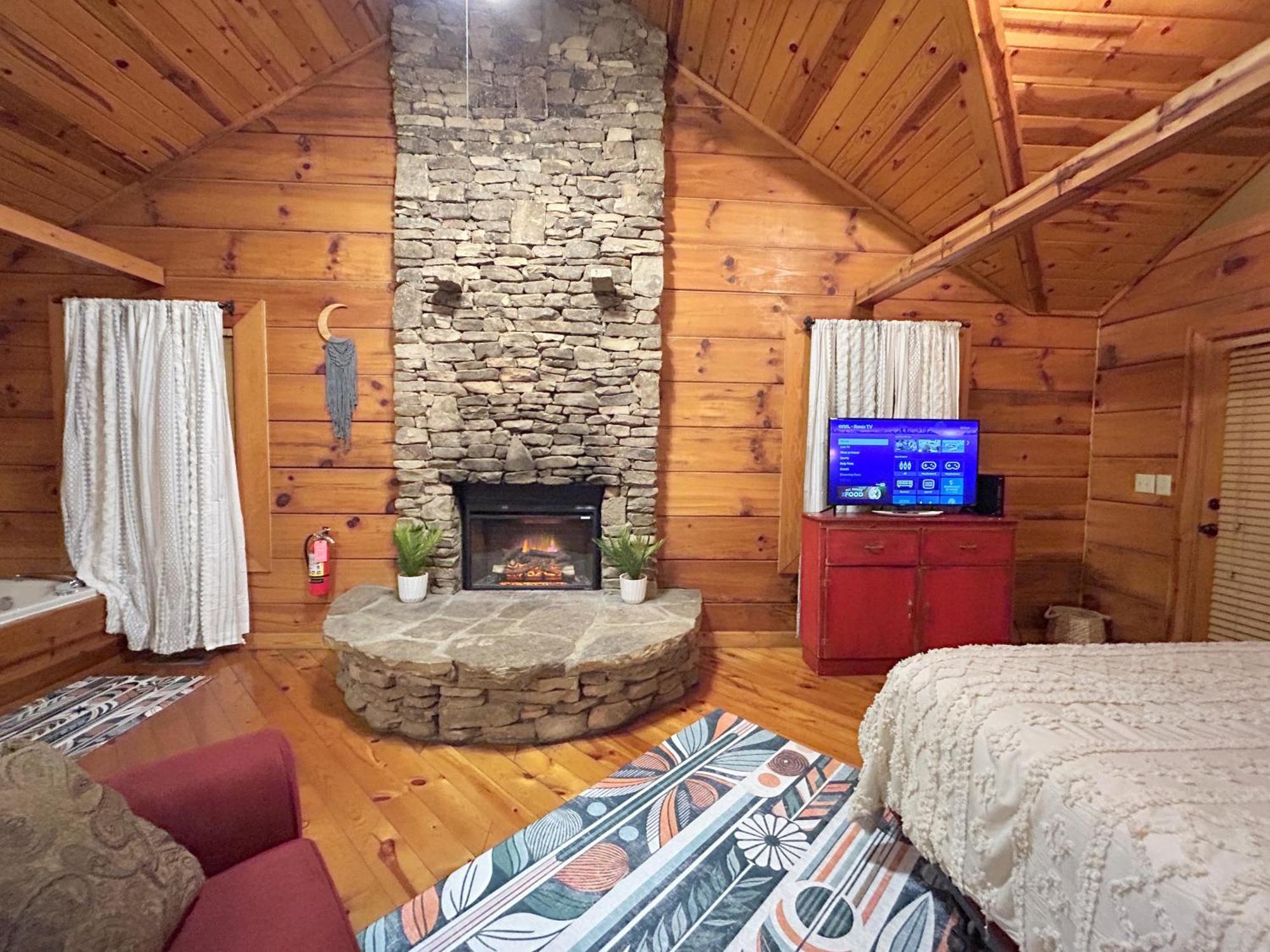 Honeymoon Hideaway Villa Гетлинбург Екстериор снимка