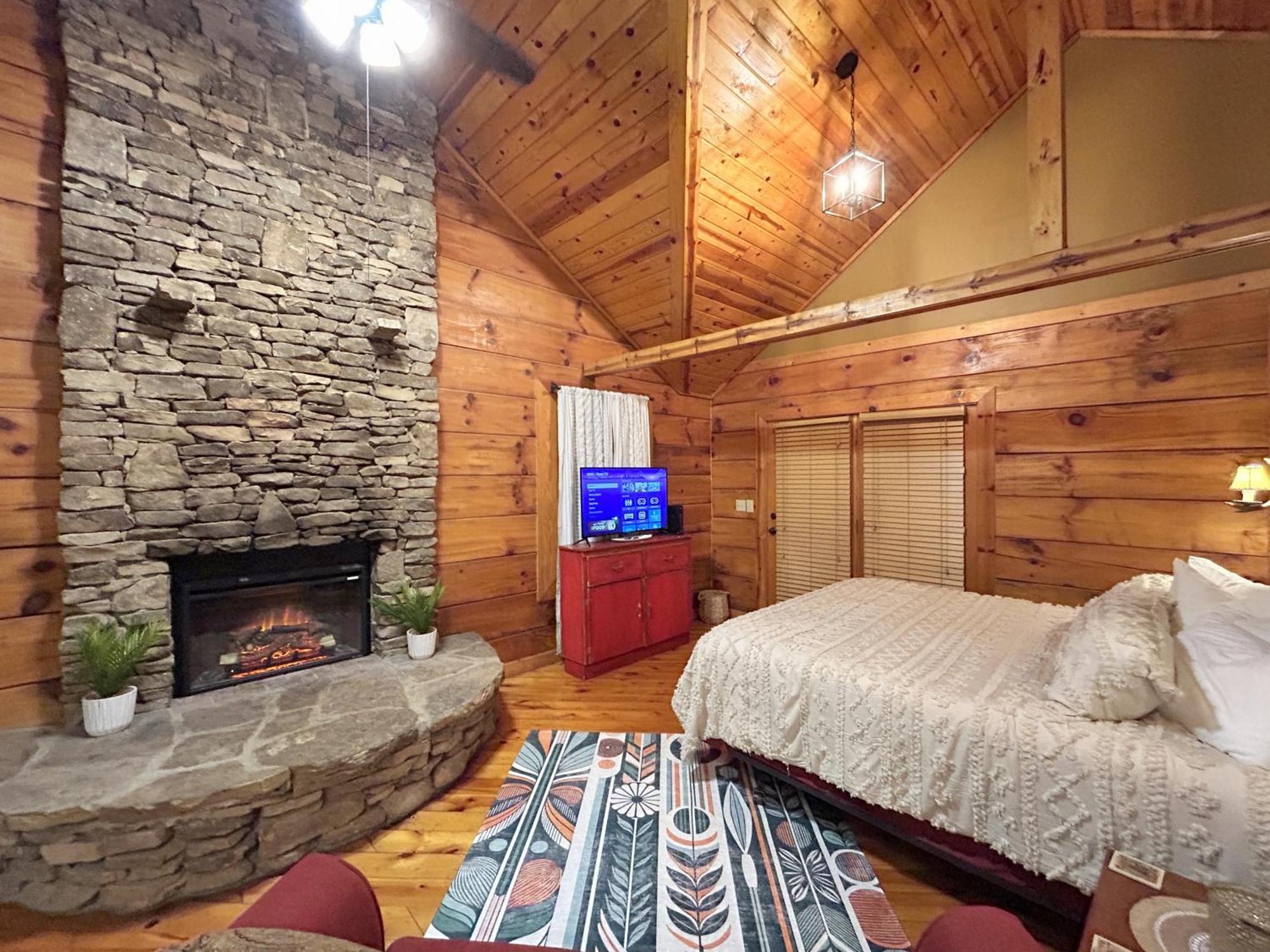 Honeymoon Hideaway Villa Гетлинбург Екстериор снимка