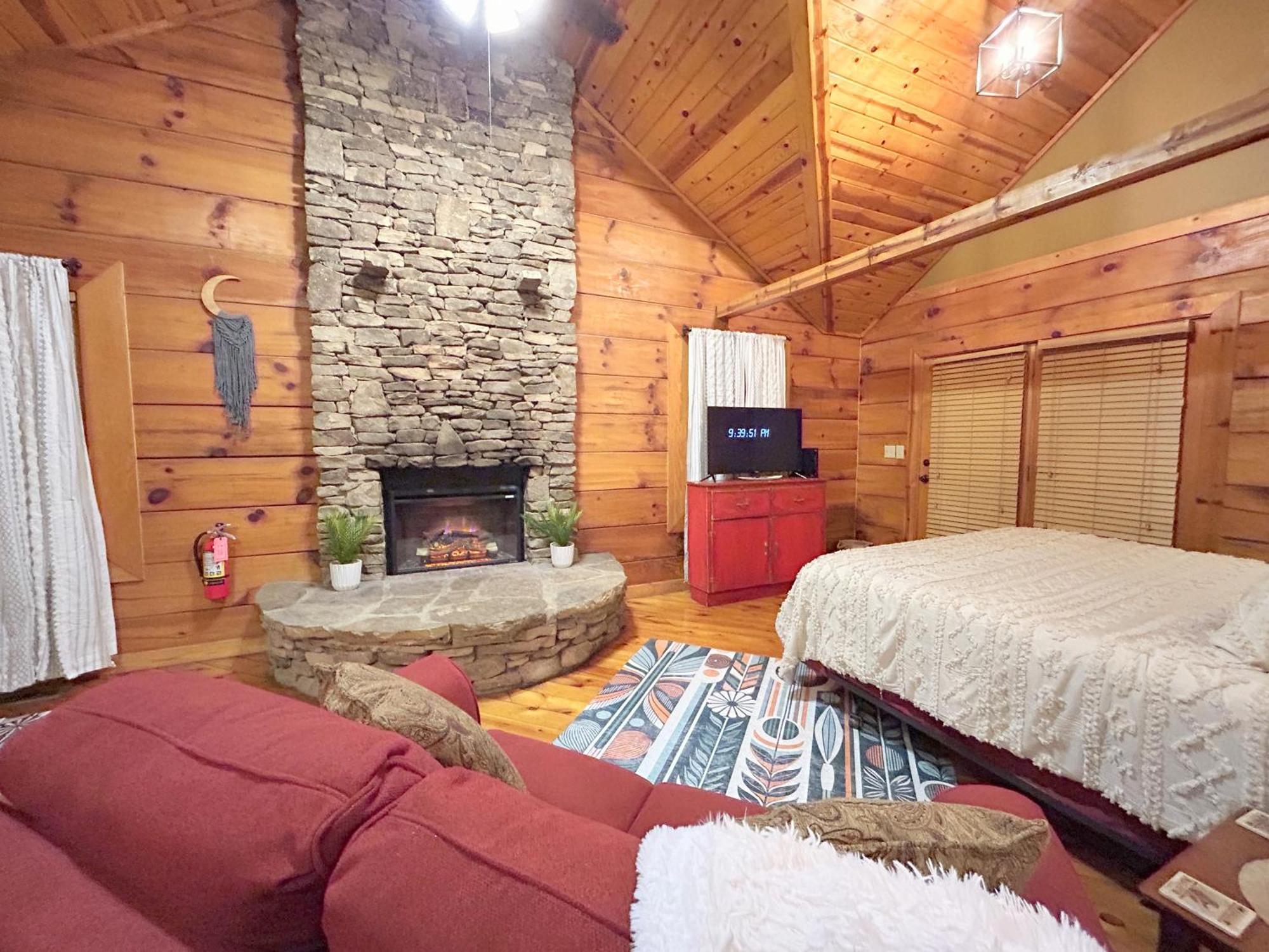 Honeymoon Hideaway Villa Гетлинбург Екстериор снимка