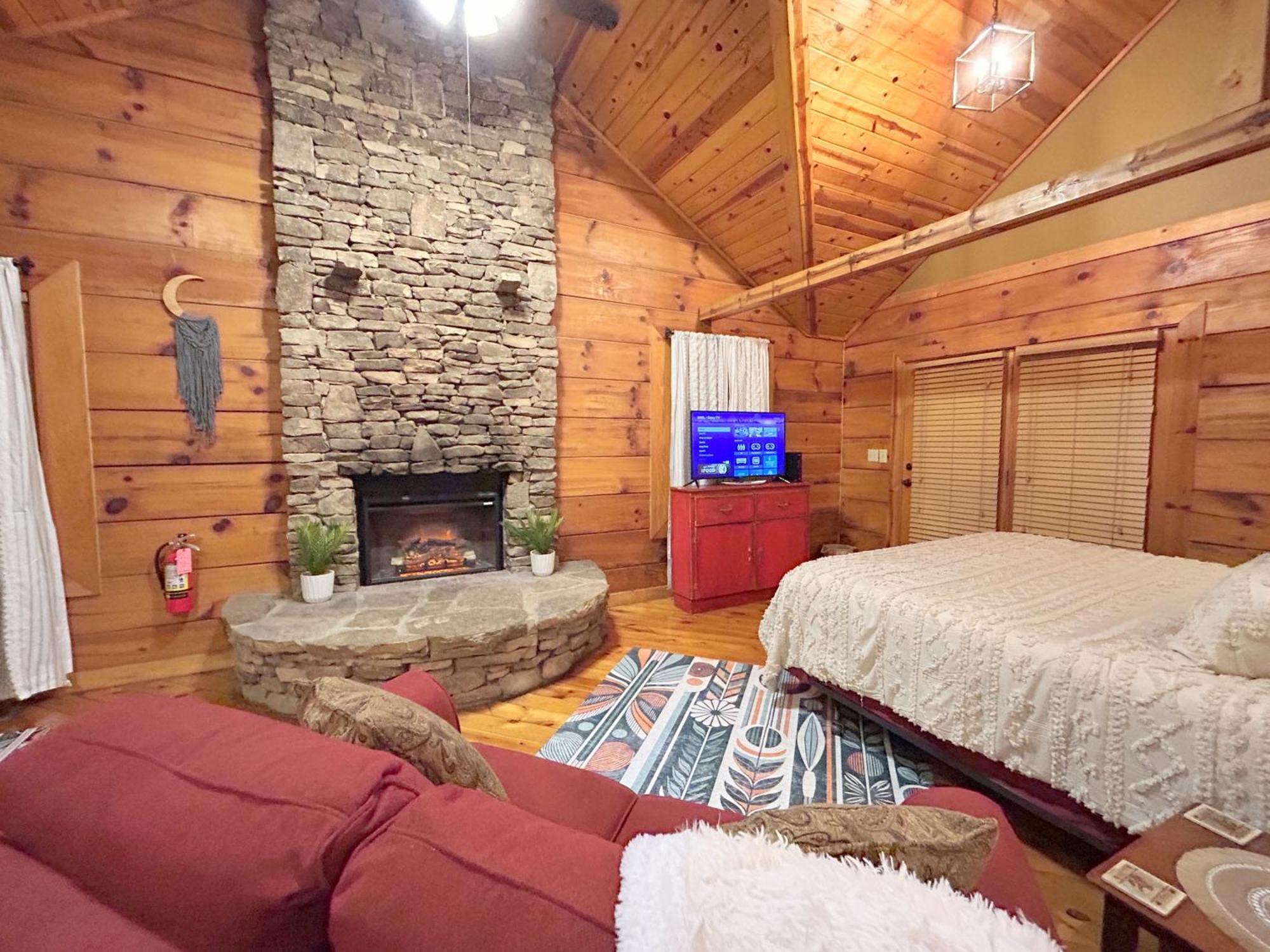 Honeymoon Hideaway Villa Гетлинбург Екстериор снимка