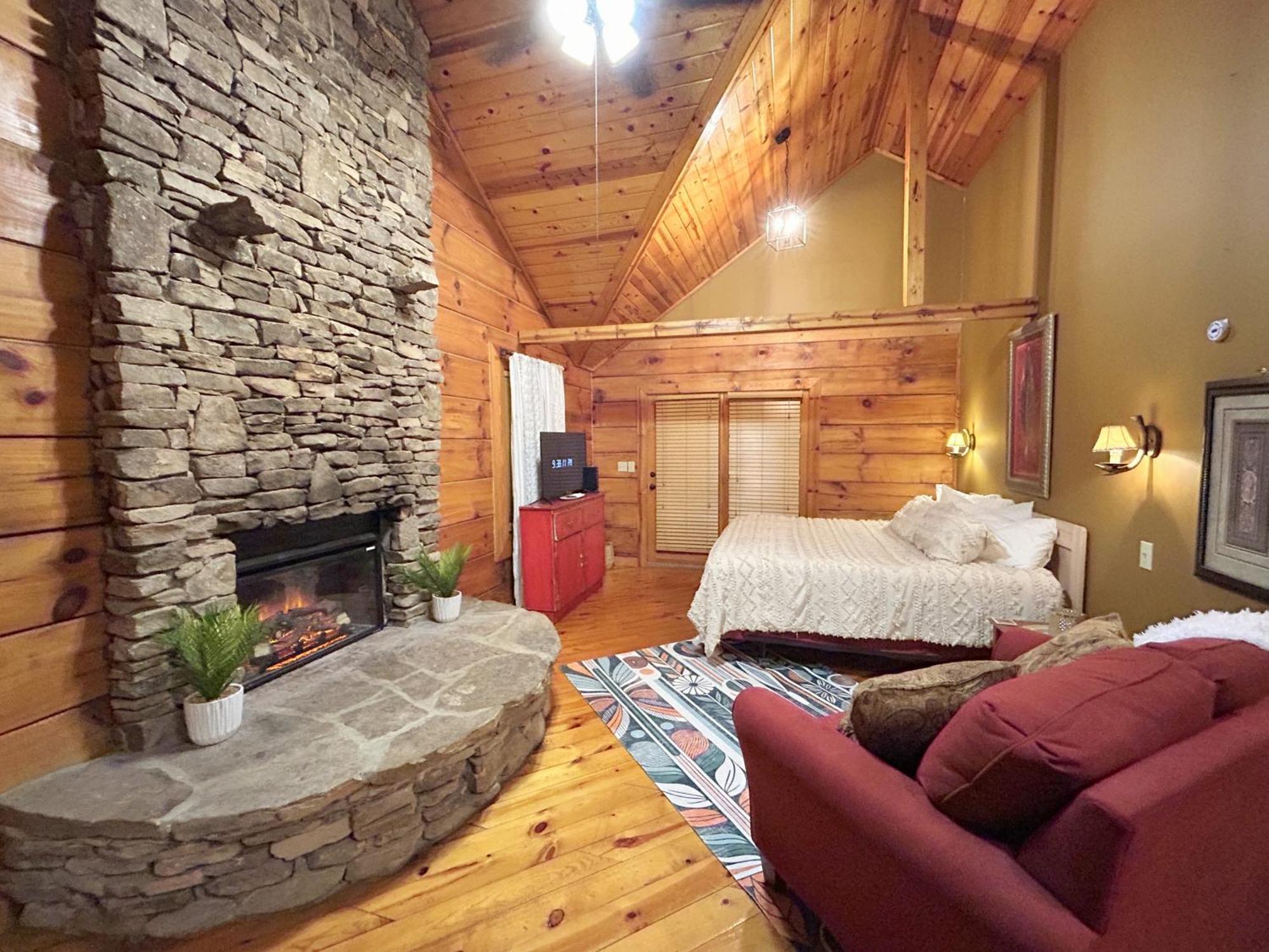 Honeymoon Hideaway Villa Гетлинбург Екстериор снимка
