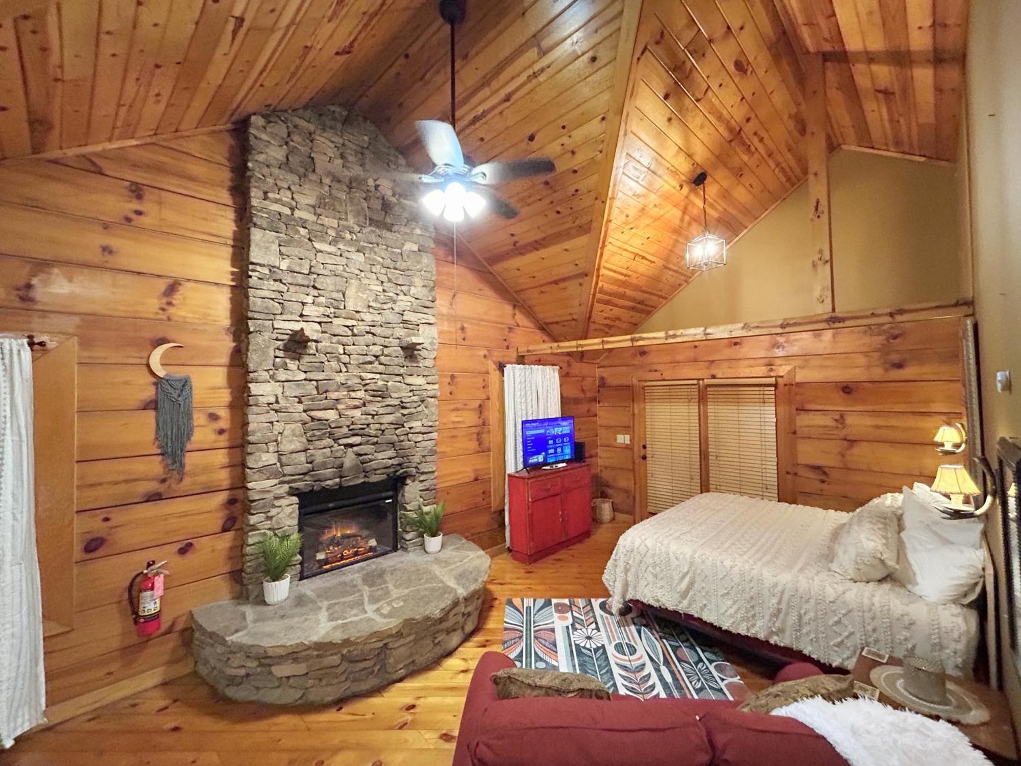 Honeymoon Hideaway Villa Гетлинбург Екстериор снимка