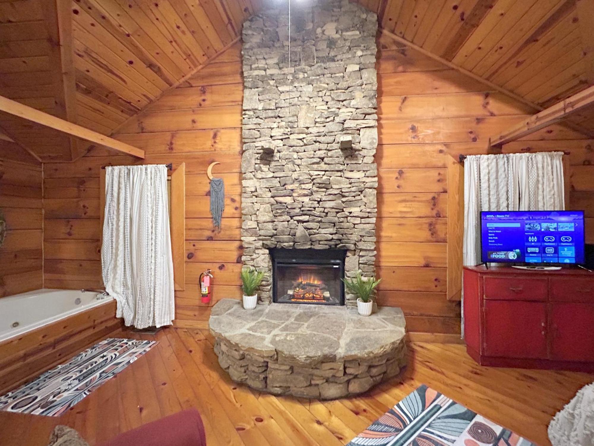 Honeymoon Hideaway Villa Гетлинбург Екстериор снимка