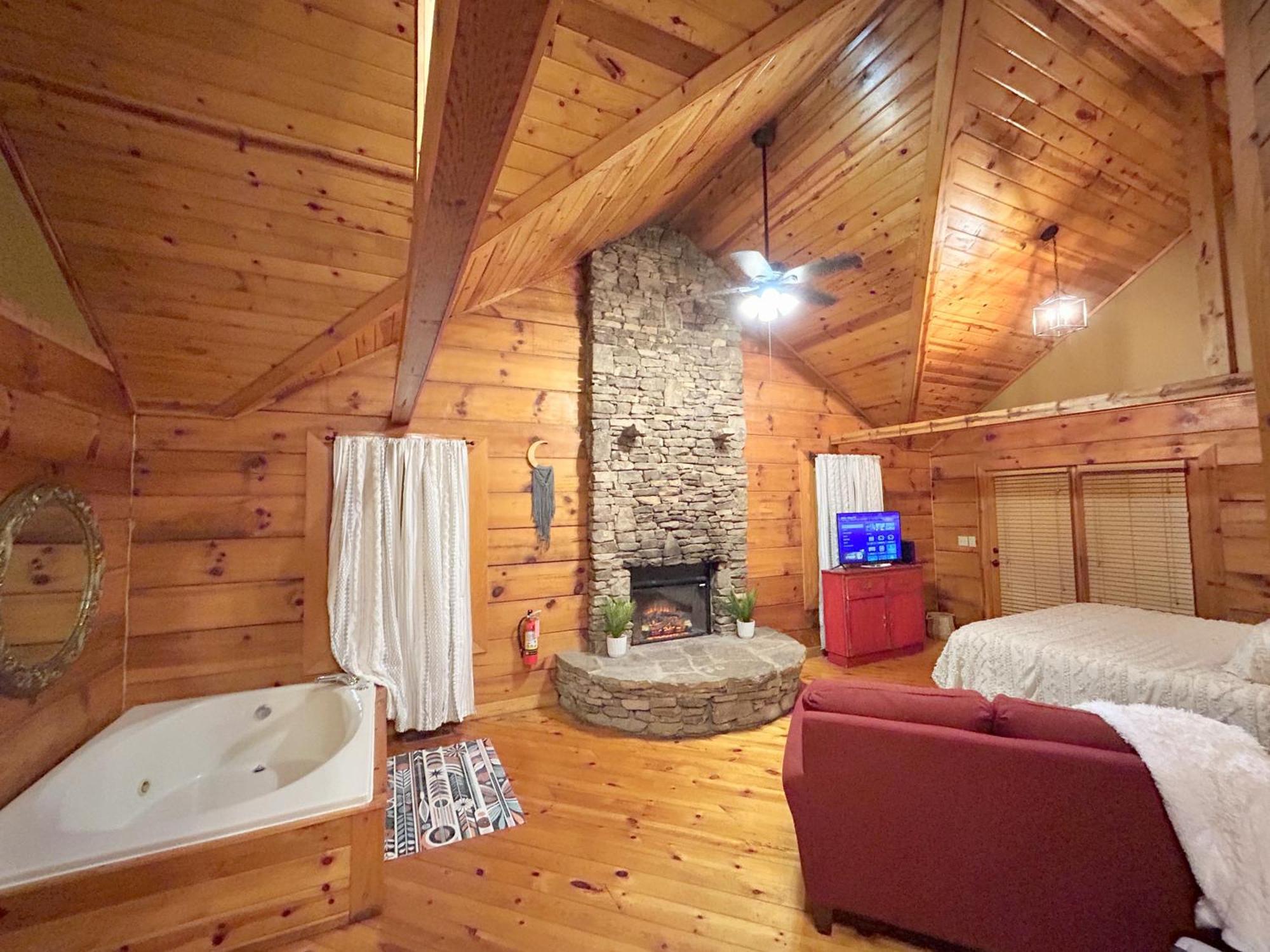 Honeymoon Hideaway Villa Гетлинбург Екстериор снимка