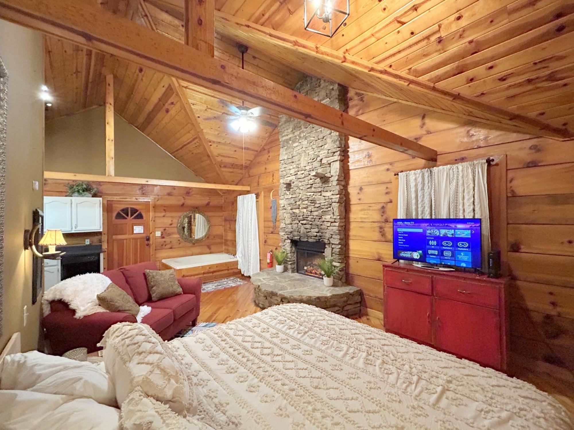 Honeymoon Hideaway Villa Гетлинбург Екстериор снимка