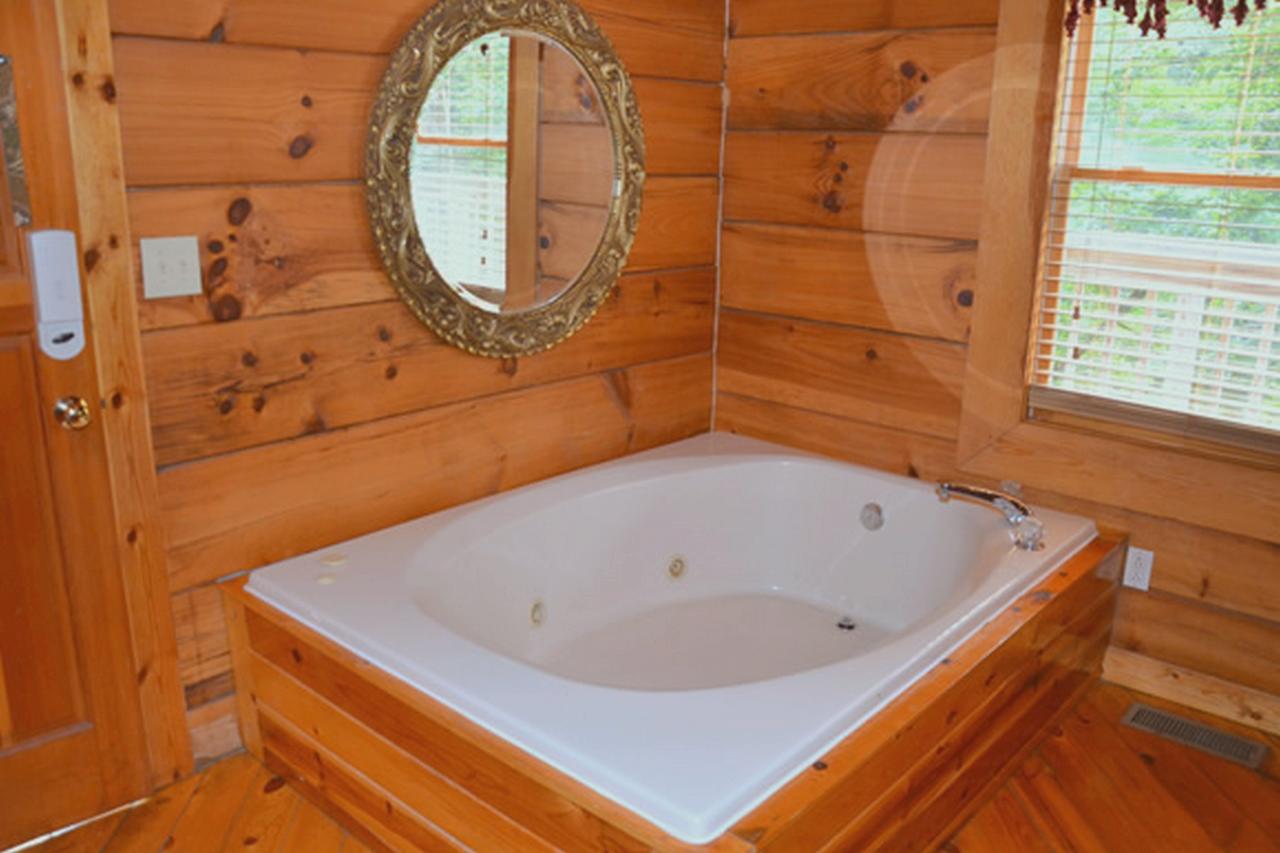 Honeymoon Hideaway Villa Гетлинбург Екстериор снимка